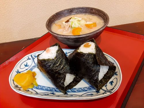 街の茶屋のおにぎりと豚汁セット