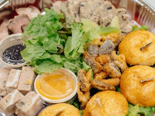 地元レストランの美味しい食事を囲んでの懇親会も実施！
