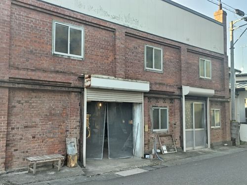上野さんが運営する「わたしの素ペース」。階上駅前の味噌蔵をリノベーションした