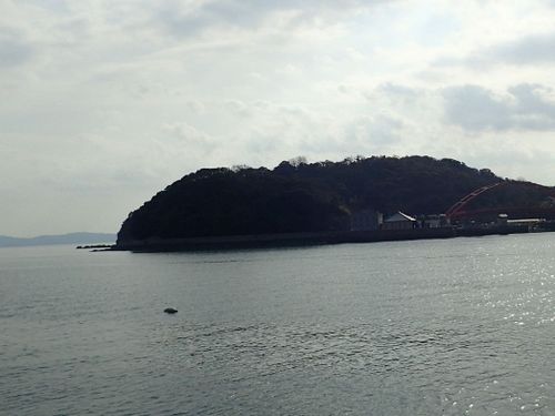 工場前の海