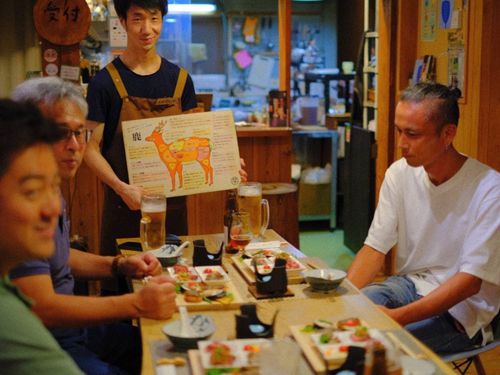 ジビエコースのご案内をする店長