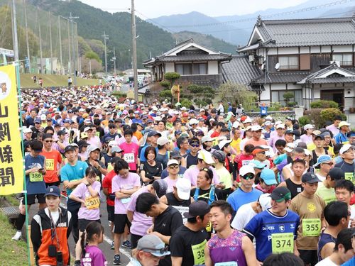 津山加茂郷フルマラソン全国大会の様子