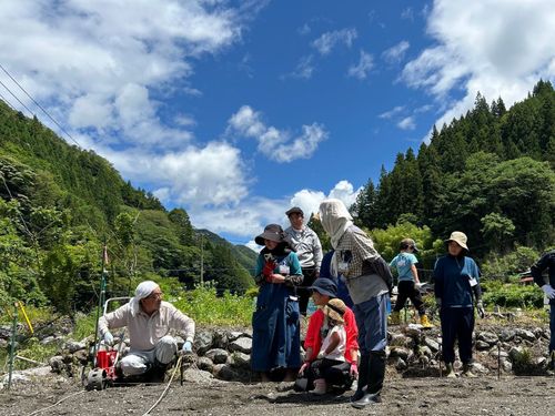 種まきを地元の師匠から教わります