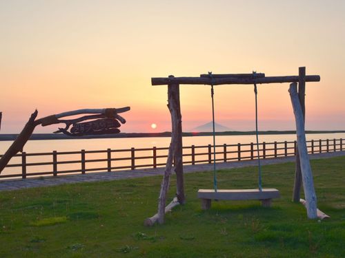 「日本海に沈む夕日と天塩川。市街地至近の天塩川河川公園から見る夕景トワイライト」