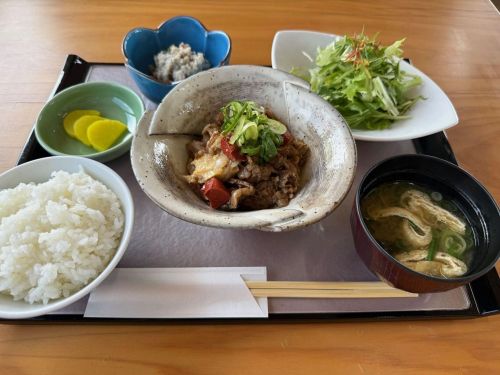人気の黒毛和牛すじ煮込み定食。栄養もボリュームも満点です！