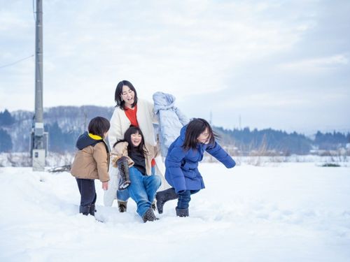 家の前で雪遊び