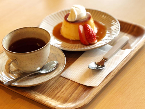 カラメルソースがほろ苦く、玉子が濃厚でちょっと固めのプリン。スタッフの手作り！