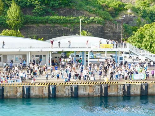 父島のフェリーが出港するときは、多くの島民がお見送りをします。