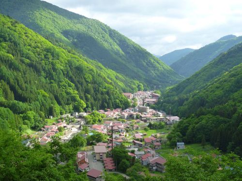 山々に囲まれた赤い屋根のふるさと「檜枝岐」