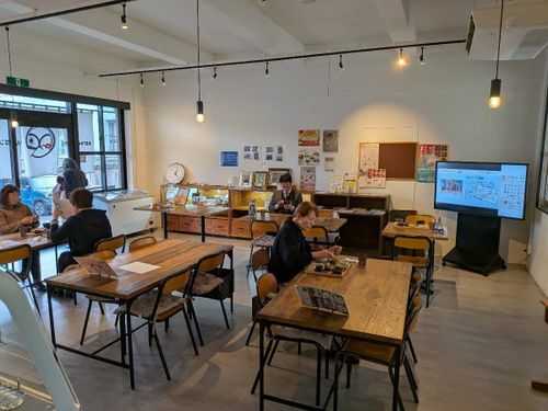 ルフランカフェ店内。もともと校長室と保健室でした。