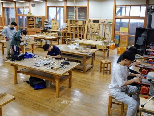 高校生が木遊館で制作する様子