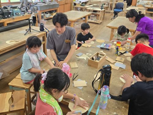 村の子どもたちと木製うちわ作りの様子