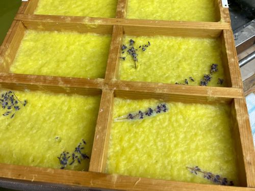 池田町で採れたラベンダーを使った紙漉き商品