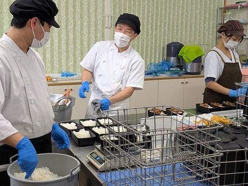 職場（村立高校寮での調理）の様子