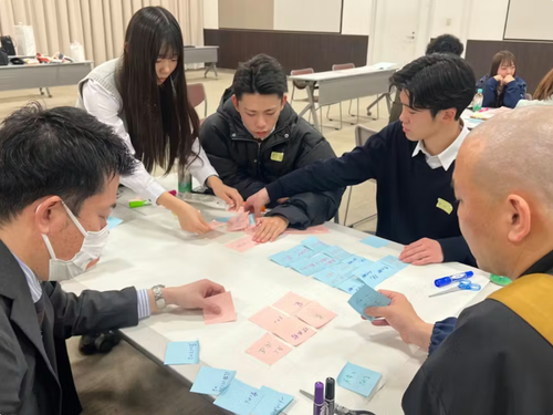 居場所って何？大人も高校生もそれぞれの視点から、話し合うところから始まりました。