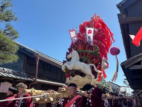 左義長を担いで旧城下町を練り歩く