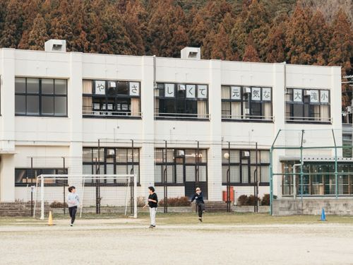 放課後に学校で遊ぶ子ども達