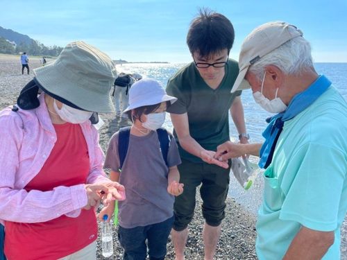 地域住民と触れ合いながらその地域の魅力を発掘（海岸でヒスイ探し）