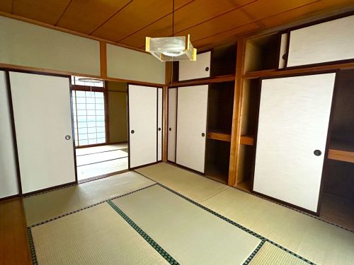 障子を開ければ隣の和室と繋げることができ、広々と使えます！