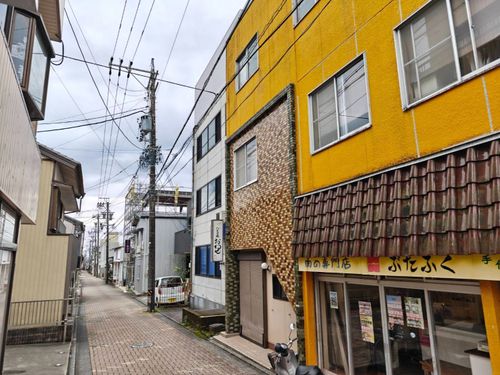尾鷲駅前から港へつながる商店街の入口
