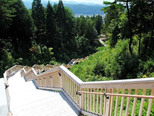全長360mの空中回廊からは、山々を一望できます。
