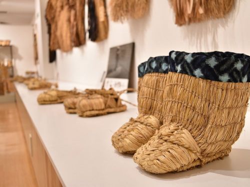 わら細工の展示が多数あります