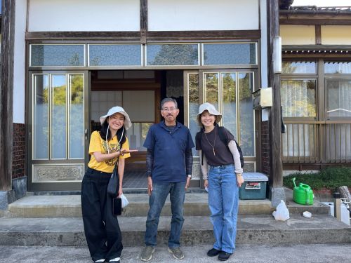 農家の坂田さん（写真中央）のお宅にお邪魔します！