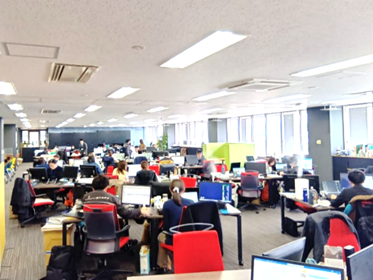 フリーアドレスを導入した、他課との連携もとりやすい大部屋