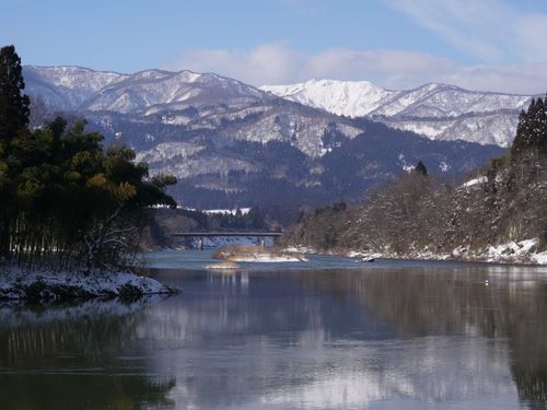 最上川が流れ、東西に山が連なる村山市。四季がはっきり感じられるまちです