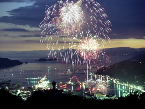 夜空を彩る「みなと花火大会」