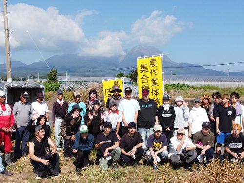 平成新山を背景に参加者のみなさんで集合写真