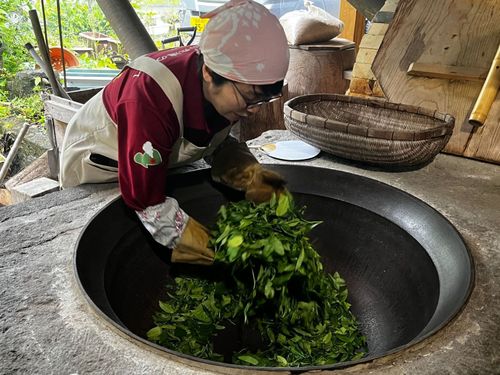 釜炒りの様子