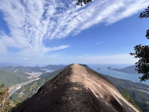 「象の背」と呼ばれる巨岩。海と山の大パノラマが絶景！