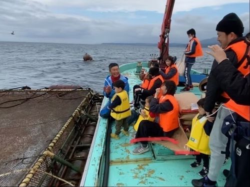 カンパチの養殖場で餌やり！飛び跳ねる魚に子どもたちは大興奮！
