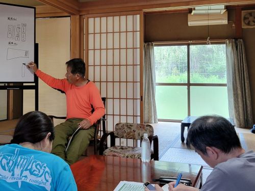 座学で知識も学びます。（2期生活動日より）