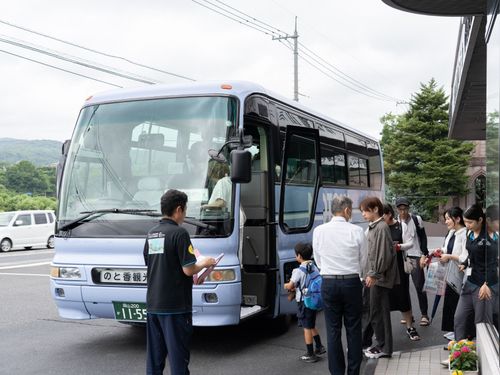専用バスで移動
