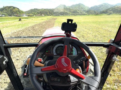直進は自動運転。田んぼの中を運転する際の特別な免許は必要ありません。