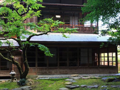 旧城下町に佇む「大聖寺 鴻玉荘」からは、大正・昭和の建築デザインを学べる。