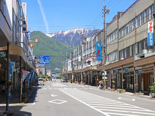 駒ヶ根駅前商店街から望む中央アルプス