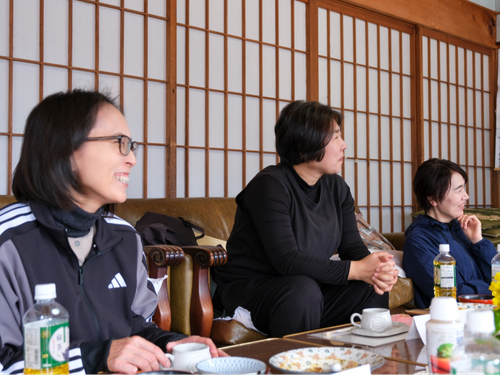 交流の時間も笑顔が溢れます（庭園造りのお手伝い）