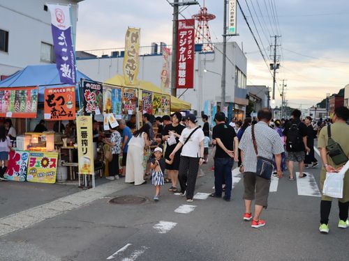 歩行者天国などのイベントも。地域全体で温かく迎える雰囲気があります。