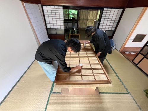 シェアハウスの障子を張り替えている様子