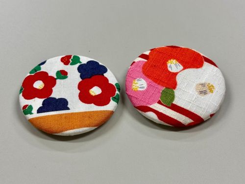 椿の缶バッジ