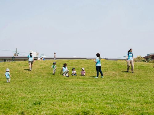 園から少し足をのばし、広い公園で思い切り遊ぶ時間も。