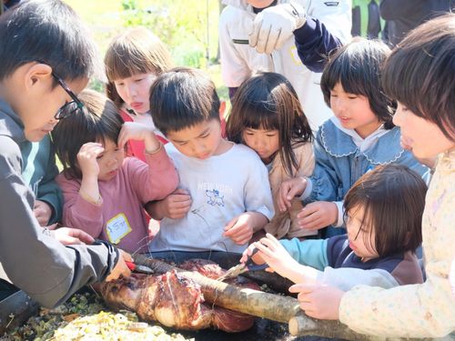 お肉に興味津々の子どもたち