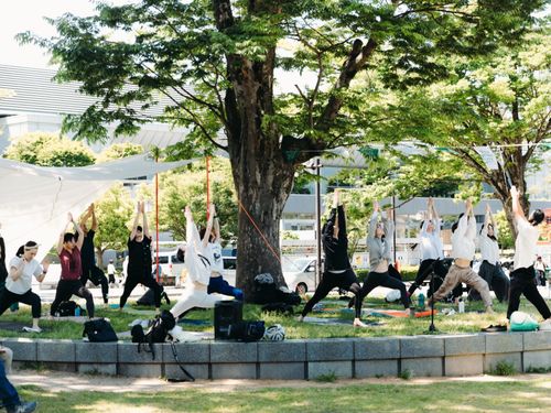 芝生エリアで行われている青空ヨガ「YOGA NATURE」