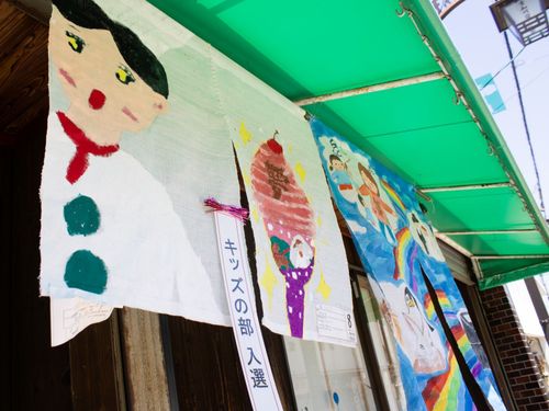 今年度から導入されたハーフサイズののれんも、早速風に揺れていました。