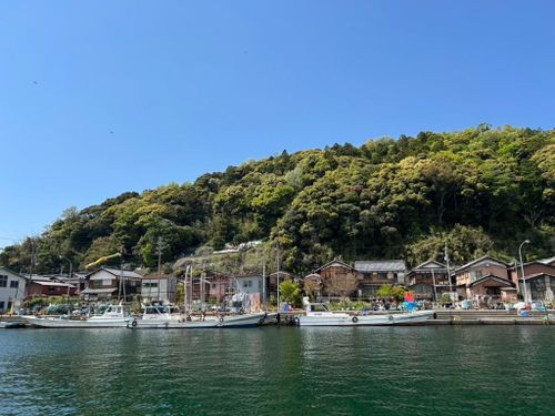 沖島港から見た沖島の風景