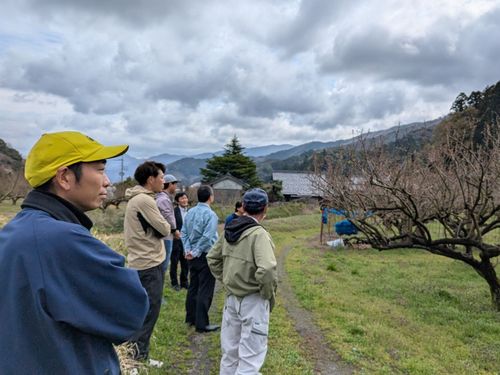 企画の打ち合わせ風景。梅園を下見中。