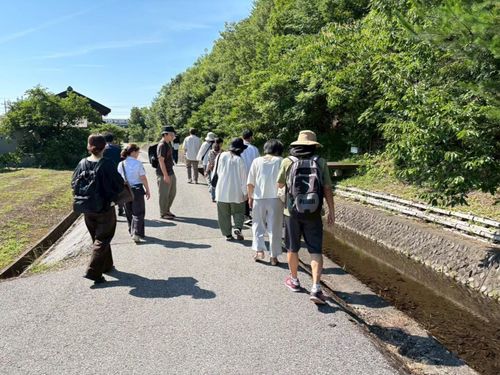 蛍が舞う、きれいな小川を散策